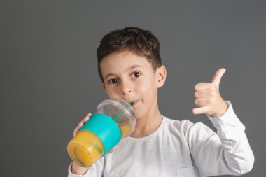 Kamışla taze kola suyu içme küçük komik çocuk