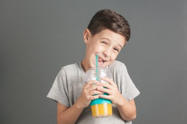 Kamışla taze kola suyu içme küçük komik çocuk