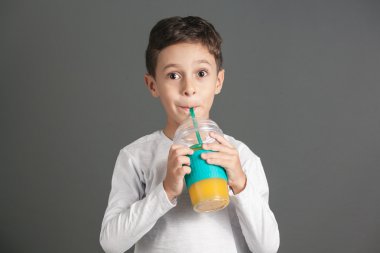 Kamışla taze kola suyu içme küçük komik çocuk