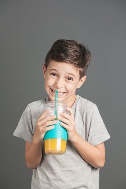 Kamışla taze kola suyu içme küçük komik çocuk