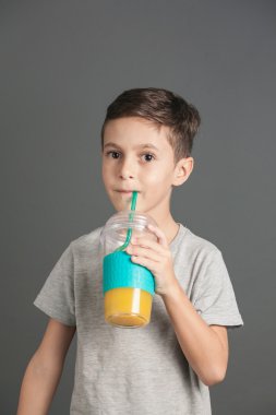 Kamışla taze kola suyu içme küçük komik çocuk