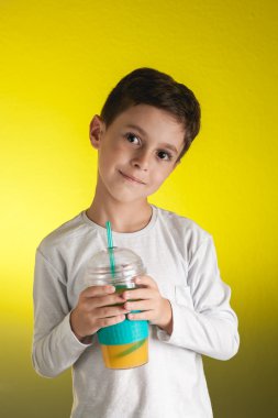 Kamışla taze meyve suyu içme küçük komik çocuk