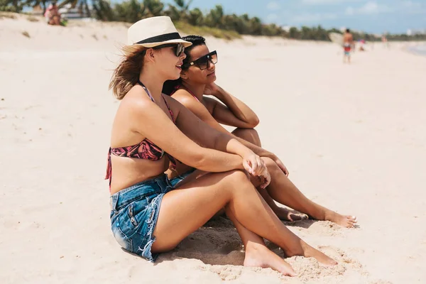 Portrait de deux belles femmes s'amusant sur la plage — Photo