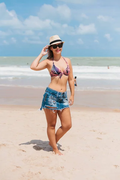 Portrait de jeune femme portant chapeau et bikini sur le b tropical — Photo