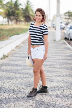 Moda kız fotoğraf. Deniz tarzı. Güzel sarışın kadın hav