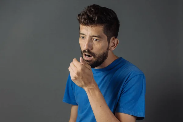 Mal aliento. Concepto de halitosis. Joven comprobando su respiración con su mano. —  Fotos de Stock