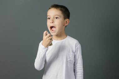 Ağız kokusu için sprey kullanarak çocuk