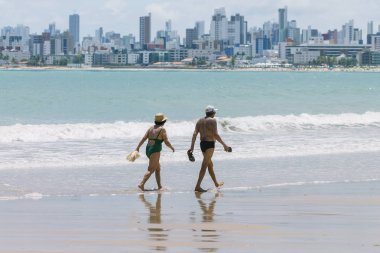 Cabedelo, Paraiba, Brezilya - 19 Kasım 2016 - yaşlı çift mayolu kentsel tropik sahilde yürümek