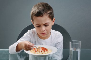 Hiçbir iştahla yemek önünde çocuk portresi. Kavramı