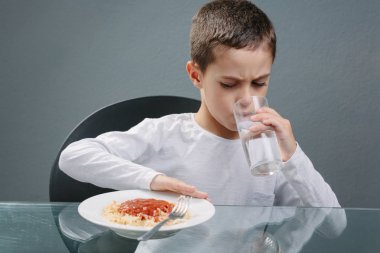 Hiçbir iştahla yemek önünde çocuk portresi. Kavramı