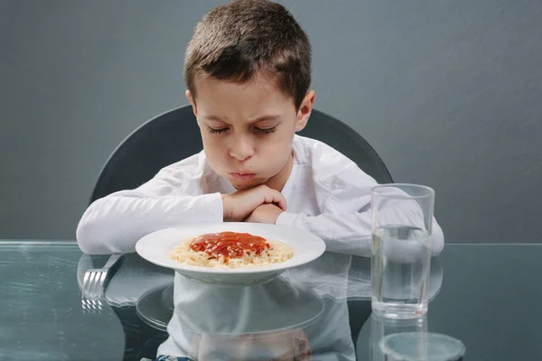 Retrato de un niño sin apetito delante de la comida. Concepto —  Fotos de Stock