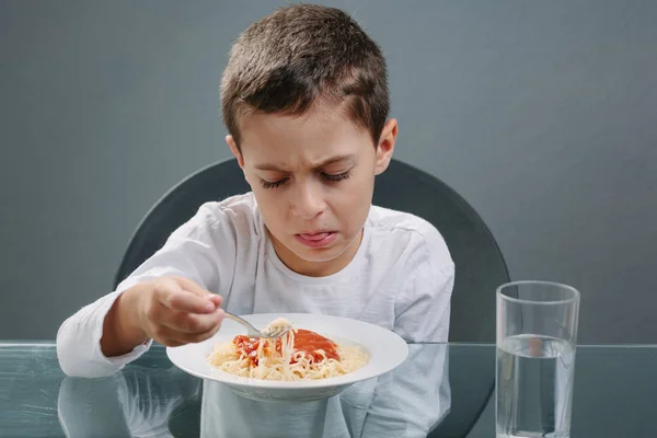 Ritratto di bambino senza appetito davanti al pasto. Concetto — Foto Stock