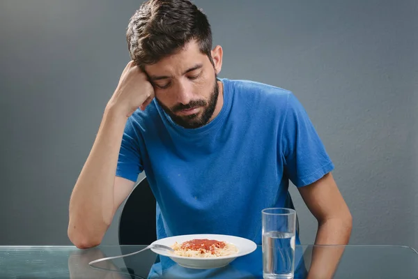 Retrato do homem sem apetite à frente da refeição. Conceito o — Fotografia de Stock