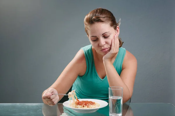 Portrait de femme sans appétit devant le repas. Concept — Photo