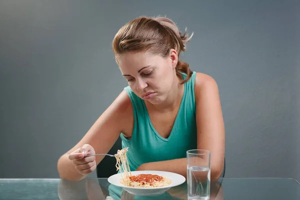 Retrato de mujer sin apetito frente a la comida. Concepto —  Fotos de Stock