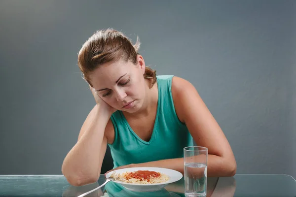 Retrato de mujer sin apetito frente a la comida. Concepto — Foto de Stock