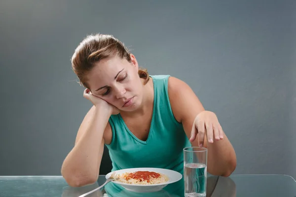 รูปภาพของผู้หญิงที่ไม่มีความอยากอาหารต่อหน้าอาหาร คอนเซปต์ รูปภาพสต็อก