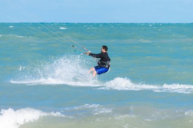 Cabedelo, Paraiba, Brezilya - 26 Kasım 2016 - adam tropikal plaj kitesurf uygulamaları