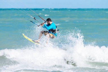 Cabedelo, Paraiba, Brezilya - 26 Kasım 2016 - adam tropikal plaj kitesurf uygulamaları