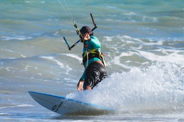 Cabedelo, Paraiba, Brezilya - 26 Kasım 2016 - adam tropikal plaj kitesurf uygulamaları
