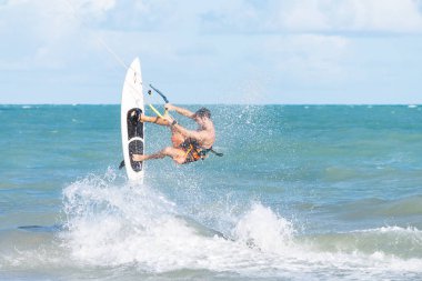 Cabedelo, Paraiba, Brezilya - 26 Kasım 2016 - adam tropikal plaj kitesurf uygulamaları