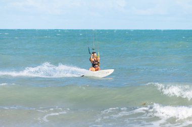 Cabedelo, Paraiba, Brezilya - 26 Kasım 2016 - adam tropikal plaj kitesurf uygulamaları
