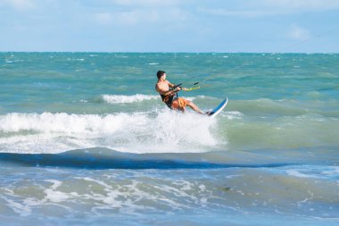 Cabedelo, Paraiba, Brezilya - 26 Kasım 2016 - adam tropikal plaj kitesurf uygulamaları