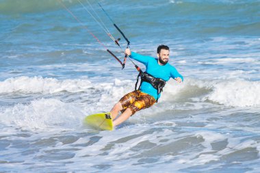 Cabedelo, Paraiba, Brezilya - 26 Kasım 2016 - adam tropikal plaj kitesurf uygulamaları
