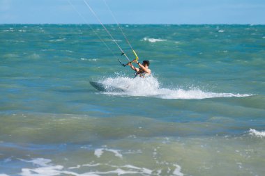 Cabedelo, Paraiba, Brezilya - 26 Kasım 2016 - adam tropikal plaj kitesurf uygulamaları