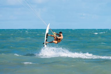 Cabedelo, Paraiba, Brezilya - 26 Kasım 2016 - adam tropikal plaj kitesurf uygulamaları