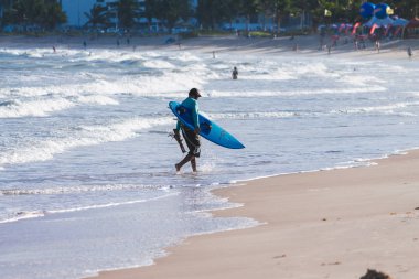 Cabedelo, Paraiba, Brezilya - 26 Kasım 2016 - adam tropikal plaj kitesurf uygulamaları