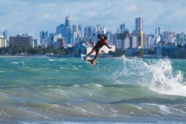 Cabedelo, Paraiba, Brezilya - 26 Kasım 2016 - adam tropikal plaj kitesurf uygulamaları