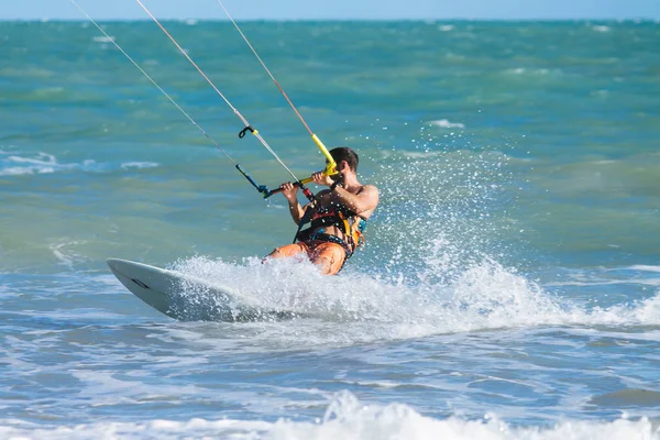 Cabedelo, paraiba, brasilien - 26. November 2016 - mann übt kitesurfen am tropischen strand — Stockfoto