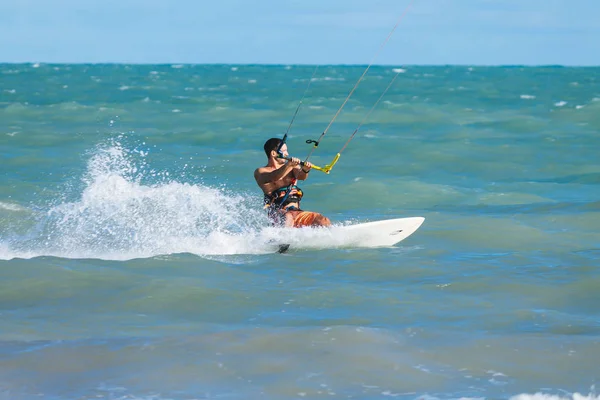 Cabedelo, paraiba, brasilien - 26. November 2016 - mann übt kitesurfen am tropischen strand — Stockfoto