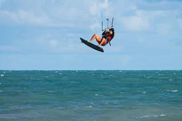 Cabedelo, paraiba, brasilien - 26. November 2016 - mann übt kitesurfen am tropischen strand — Stockfoto