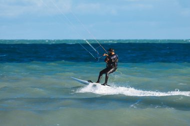 Cabedelo, Paraiba, Brezilya - 26 Kasım 2016 - adam tropikal plaj kitesurf uygulamaları