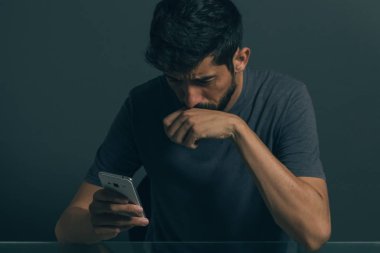 Karanlık odada oturan üzgün adam. Depresyon ve anksiyete bozukluğu