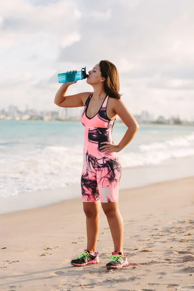 Rennende vrouw. Vrouwelijke hardloper joggen tijdens outdoor training op het strand — Stockfoto