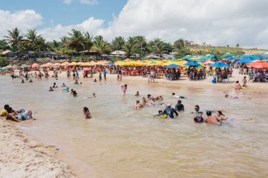 Pitimbu, Paraiba, Brezilya - 15 Ocak 2017 - Praia Bela, turistik Brezilya için varlığı ünlü Nehri nerede yıkananlara iyi eğlenceler