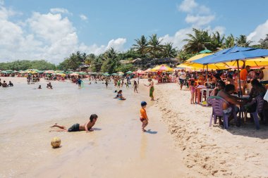 Pitimbu, Paraiba, Brezilya - 15 Ocak 2017 - Praia Bela, turistik Brezilya için varlığı ünlü Nehri nerede yıkananlara iyi eğlenceler