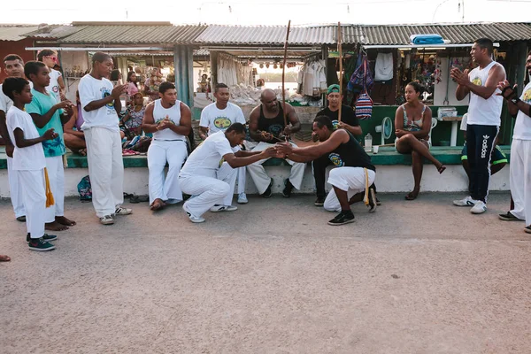 Cabedelo, Paraiba, Brasilien - 5 februari 2017 - en capoeira demonstration vid Jacare stranden, nära Joao Pessoa, i Brasilien — Stockfoto