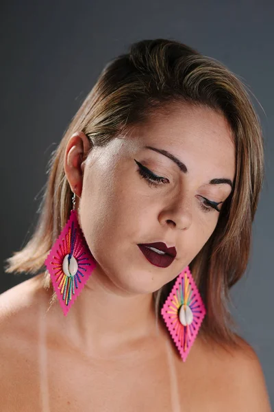 Deniz kabuğu earrin giyen güzel kadın portresi kapatın