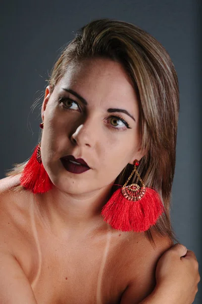 Portrét krása krásné ženy nosí ručně vyráběné náušnice — Stock fotografie
