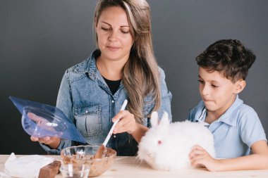 Anne ve oğlu ev yapımı Paskalya yumurta yapma