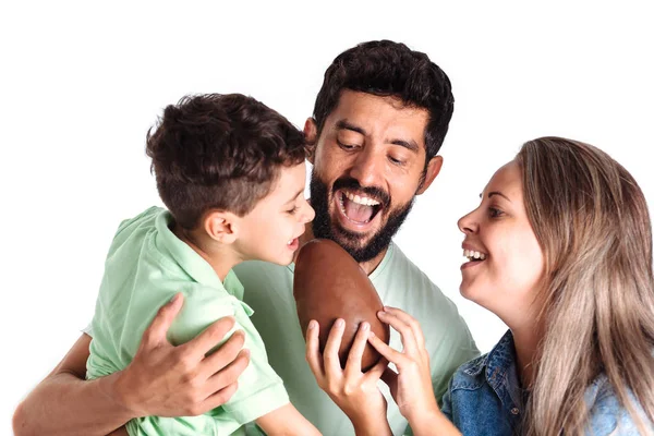 Família brasileira comendo ovo de Páscoa de chocolate Imagens De Bancos De Imagens Sem Royalties