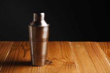 Kokteyl shaker koyu arka plan üzerinde ahşap tablo