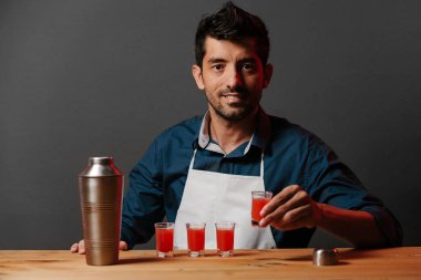 Barmen kokteyl shaker ile yapar.