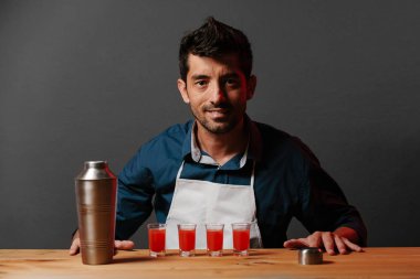 Barmen kokteyl shaker ile yapar.