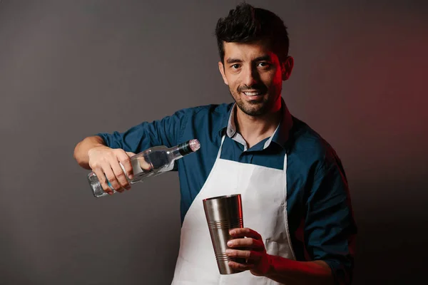 Barman gör cocktails med en shaker — Stockfoto