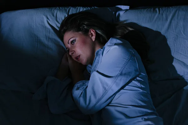 Disturbi del sonno, insonnia. giovane donna bionda sdraiata sul letto sveglia — Foto Stock